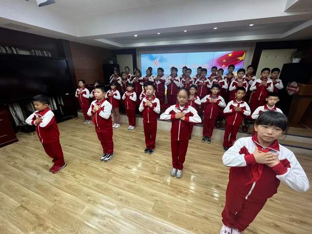 东城区新鲜胡同小学开展红色诗歌朗诵会活动 献礼二十大