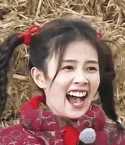 是因为这张穿着大花袄,扎着双马尾,呲着大白牙傻乐的表情包?