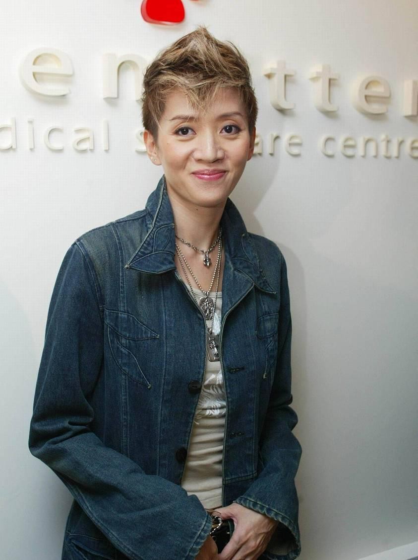 梅艳芳的美太有张力,穿的衣服现在看也不过时,大胆时髦还有魅力