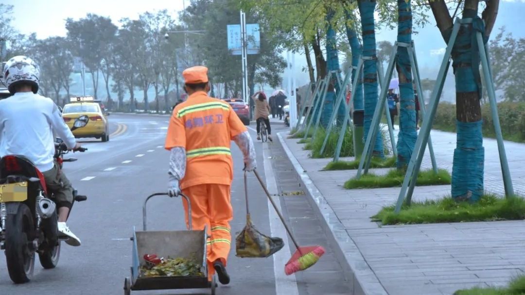 致敬四川宜宾的环卫工人,你们辛苦了!