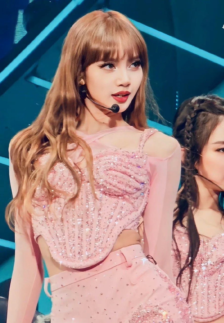 lisa科切拉舞台下楼梯 粉色人鱼姬身段 天生属于舞台