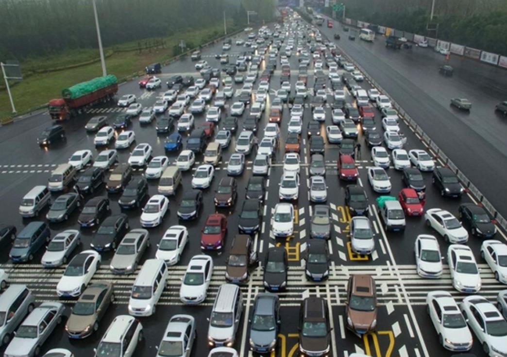 五一出门人肯定爆多,长途拥堵高速该怎样安全行车