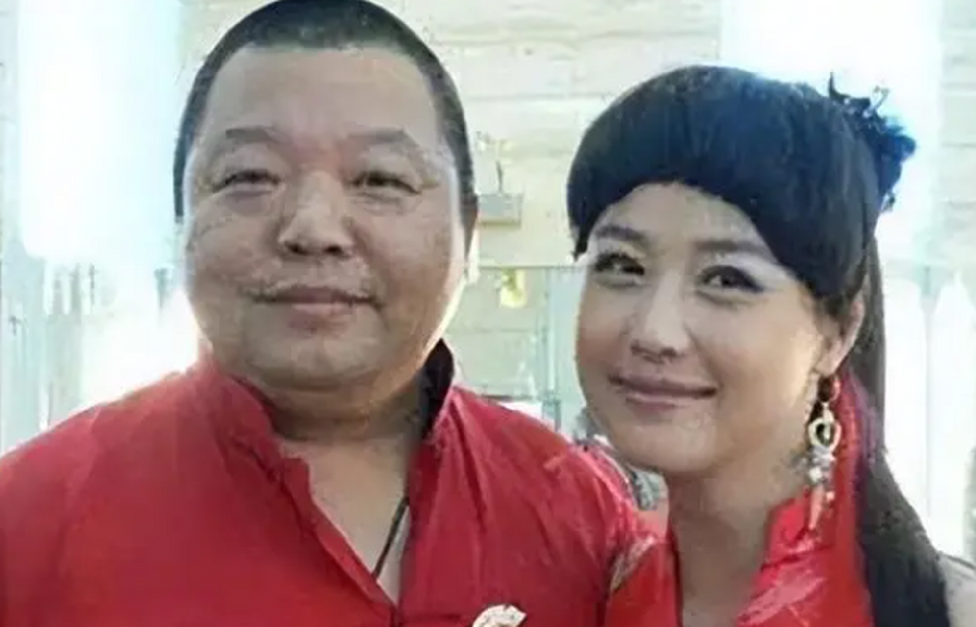 臧天朔直接点了10瓶皇家礼炮和老大哥一醉方休.
