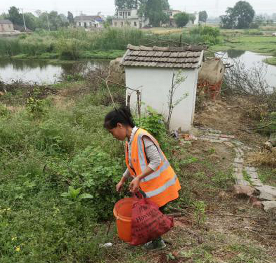 保洁员的辛劳,坚守在清扫垃圾最前线