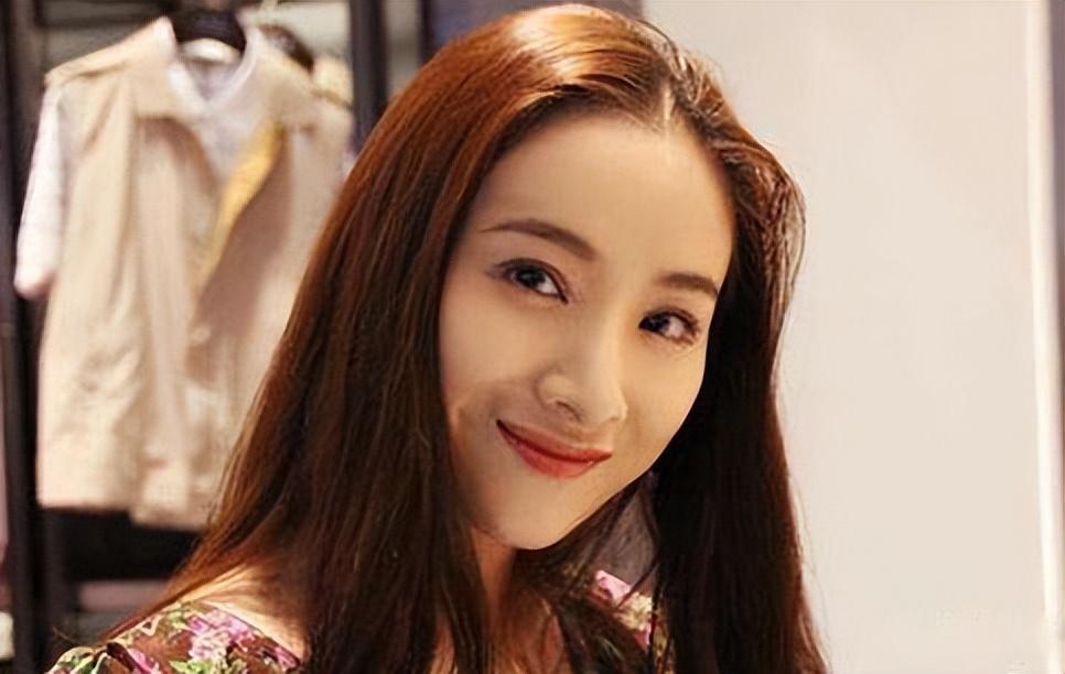 事实证明,举报张艺谋超生的何珺,已经彻底告别了演艺圈