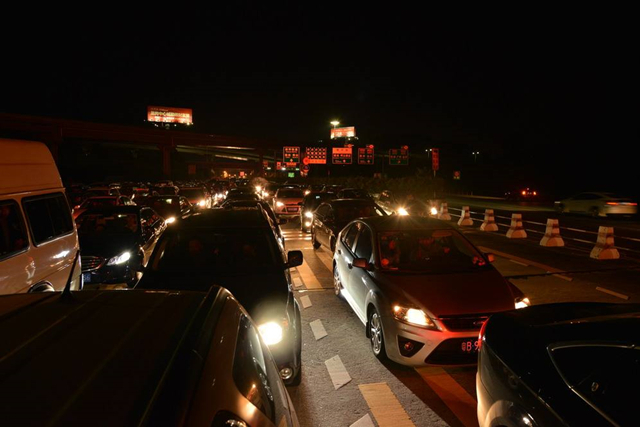 夜晚开车,对方车辆闪3下远光,知道什么意思吗?这些灯语要牢记