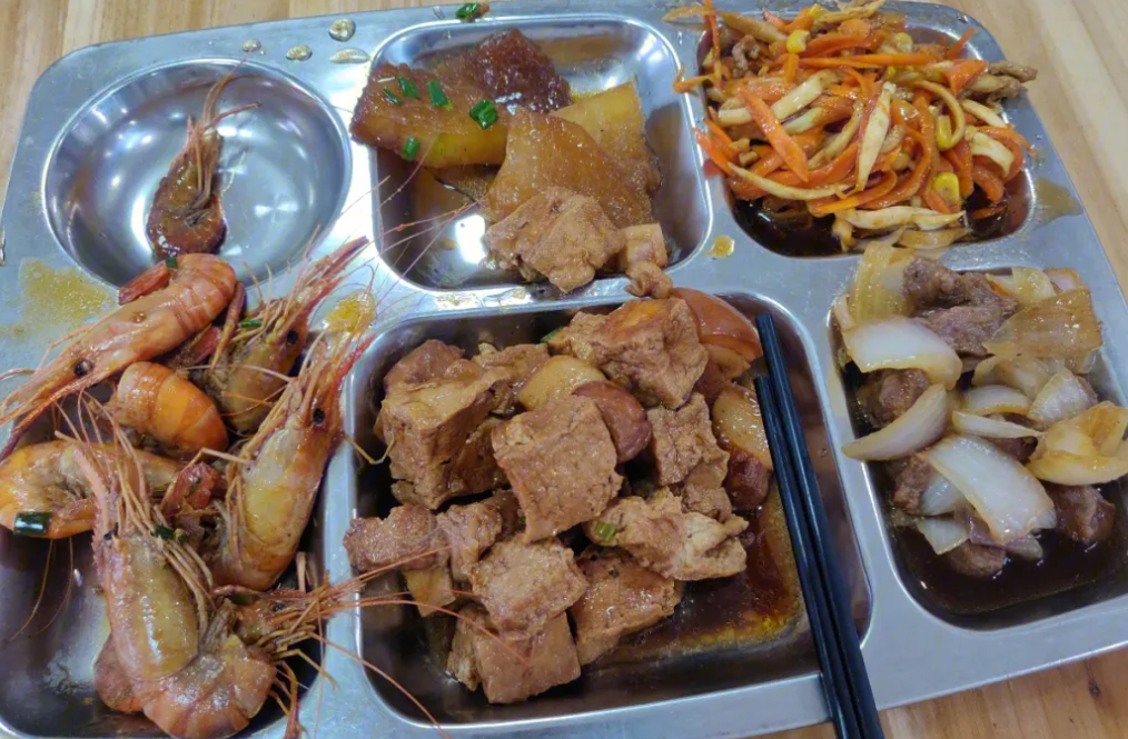 公务员晒食堂伙食,5块钱工作餐有肉有水果,网友:羡慕都说麻了