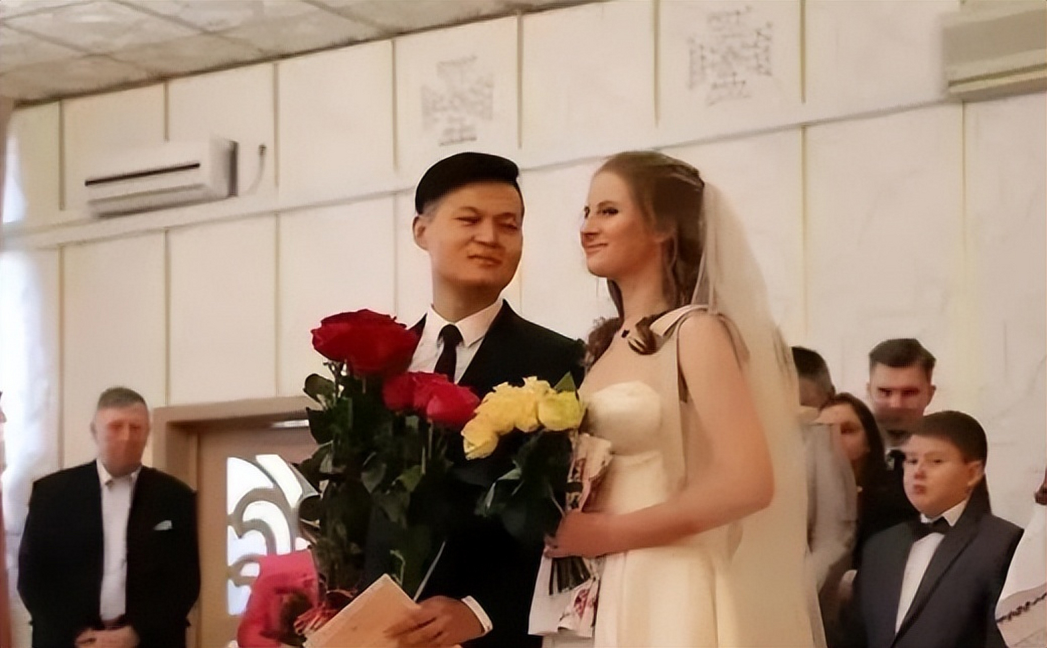 2021年,28岁的内蒙小伙娶了19岁乌克兰媳妇,婚礼当晚,新娘把一个包硬