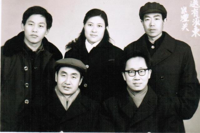 知名作家贾平凹,娶小17岁的妻子,贾平凹:年轻貌美谁会不爱