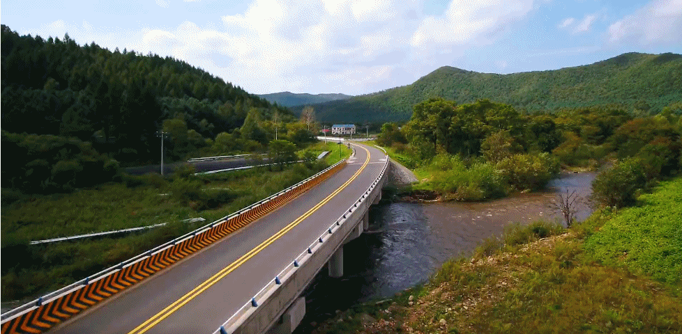 最具人气乡村公路 自驾在这条路上,一路穿越了林场,田野,乡村,沿线不