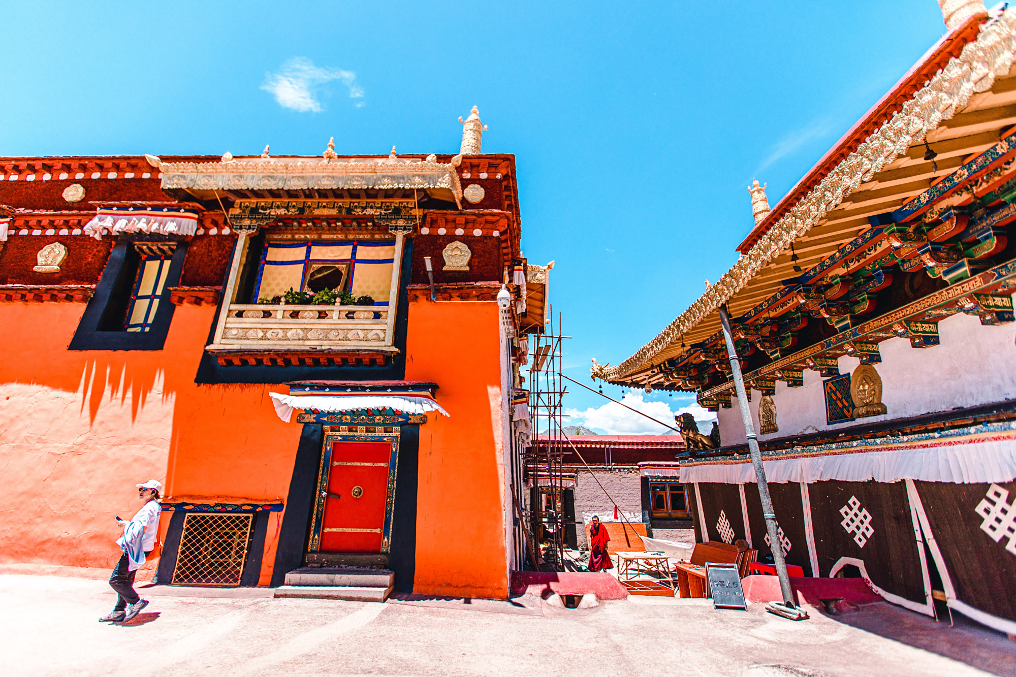 西藏最出名的寺庙,拥有1400多年历史,是拉萨的市中心和地标