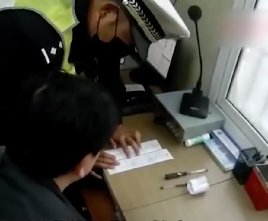 骑车男子头顶茶杯"要治驼背",跟交警说