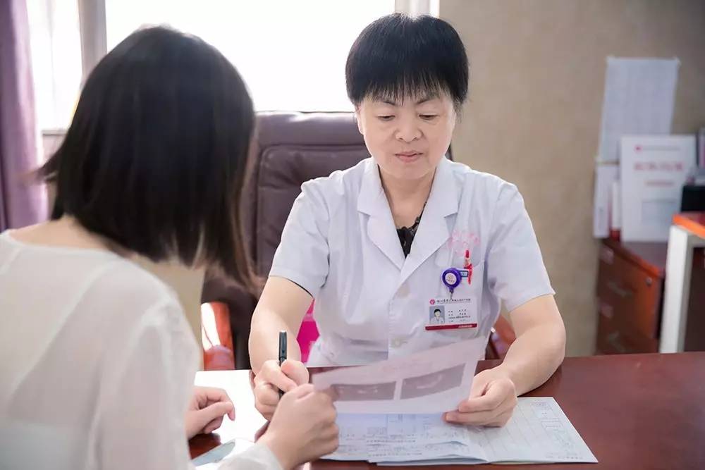 凤小岳妻子怀孕9个月引产,有人同情有人指责其残忍,你怎么看?