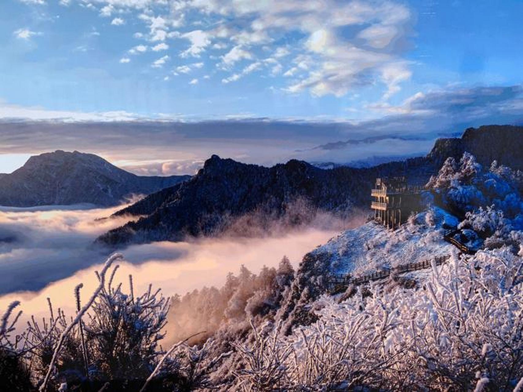 城市大玩家#成都西岭雪山,位于西部邛崃山脉的中段,是地质构造复杂