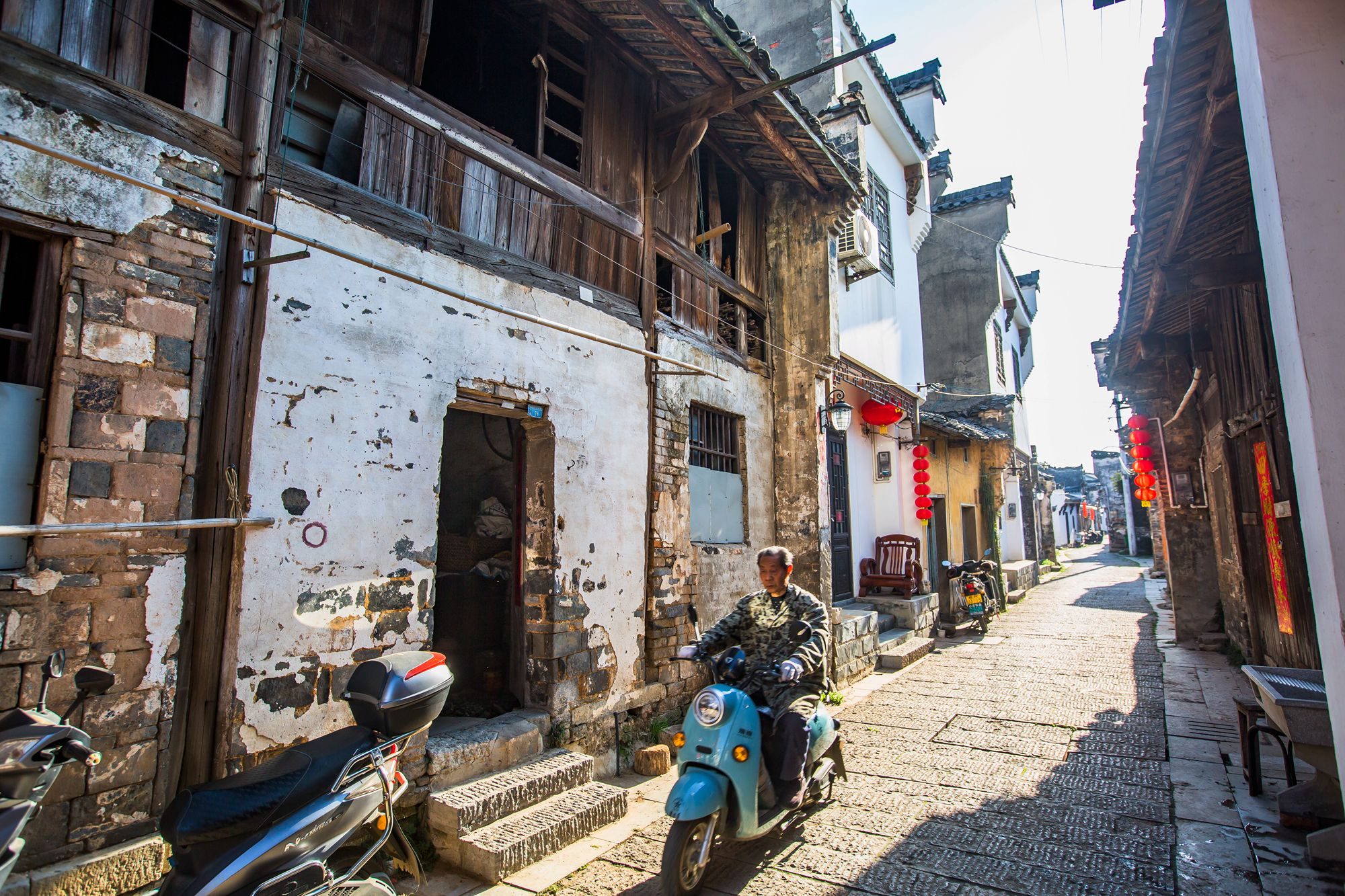 安徽池州有一座东流古镇,位于长江南岸,古色古香,极具徽派特色