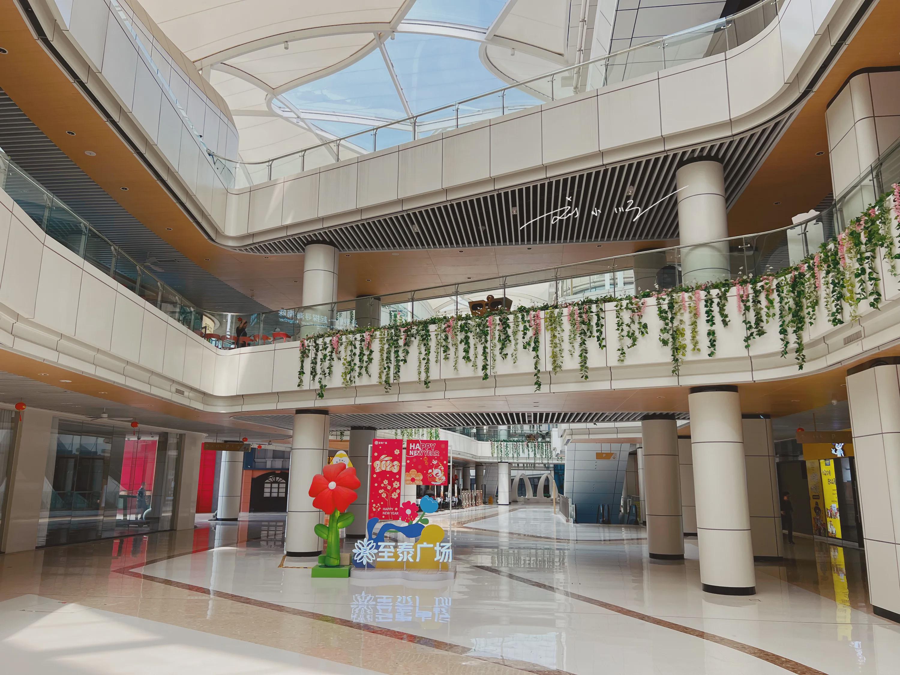 实拍广州市黄埔区的大型商场,就在萝岗地铁站旁边,却没什么人气