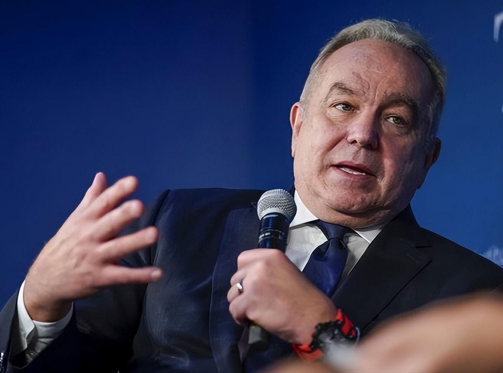 美国白宫负责亚太事务的官员坎贝尔在6月27日公开表示,美国将会继续