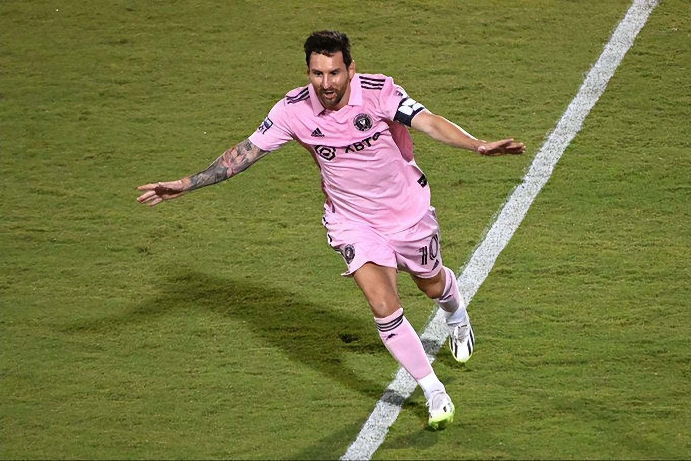 美媒狂刷梅西goat:5场8球再创六纪录 斯卡洛尼现场观战太兴奋