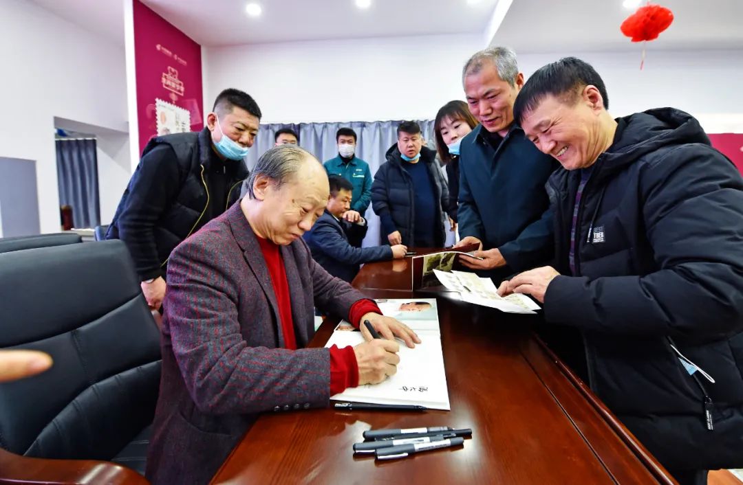 "虎年鸿运"邮谜见面会 冯大中为邮谜签字留念