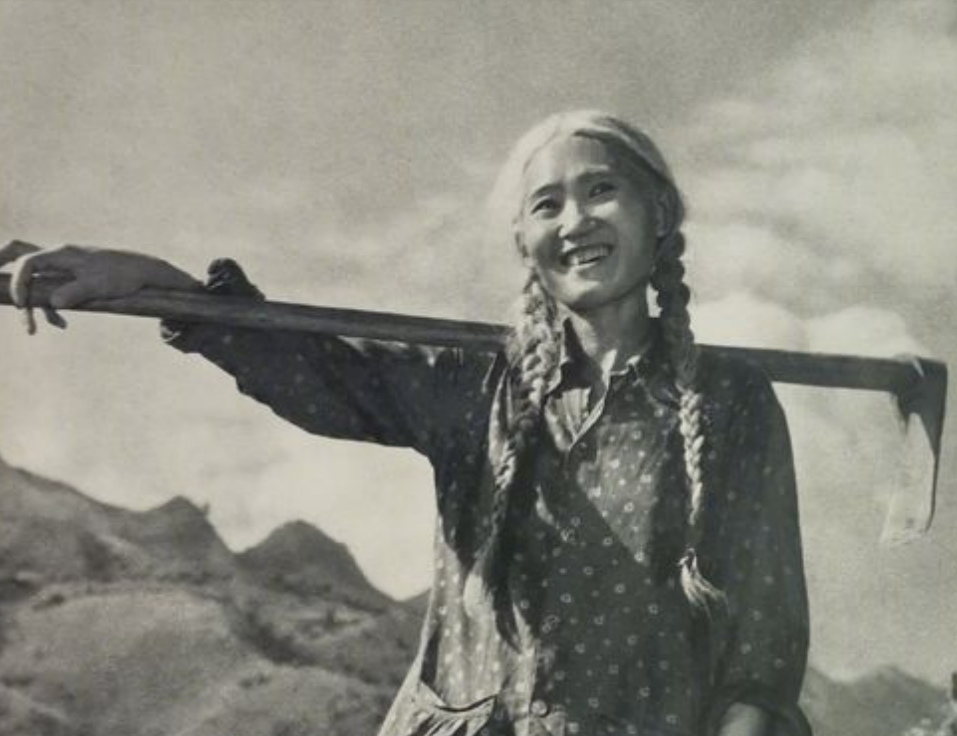 "白毛女"罗昌秀:被恶霸欺压躲入深山17年,浑身赤裸成满头白发