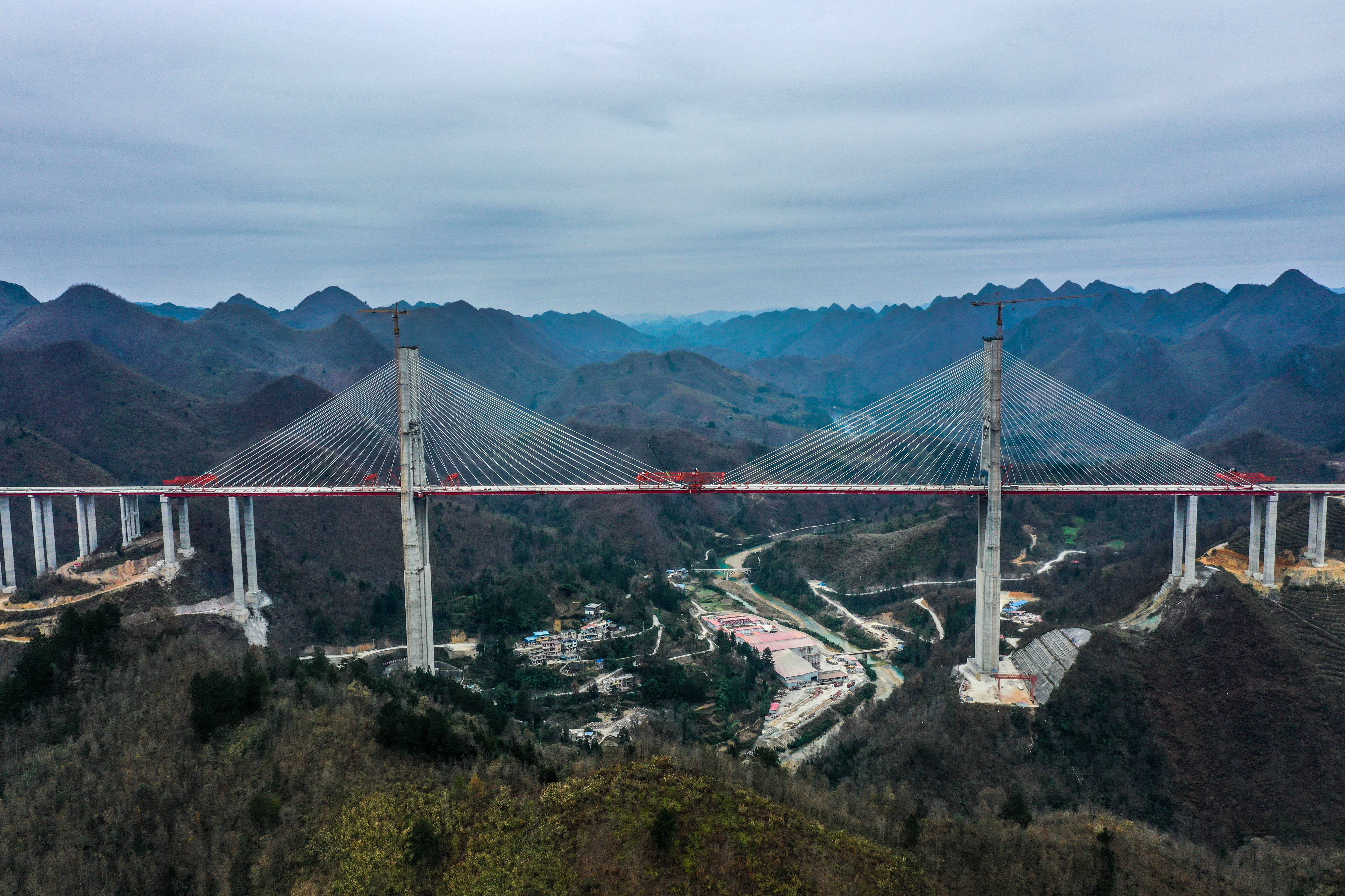 贵州都安高速云雾大桥建设有序推进