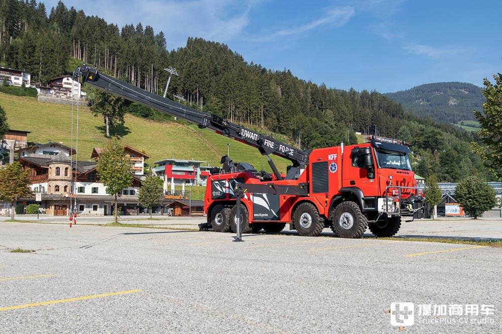 今天带你看个狠角色,国内见不到,阿斯特拉8x8重型清障车实拍