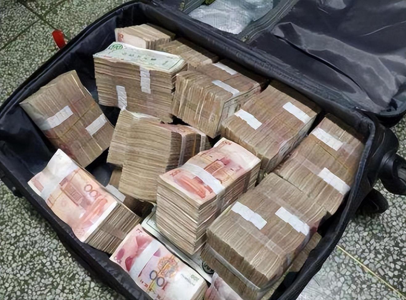 被人卖给养母13年,直到亲生父亲送来一箱钱,才知养母竟是我生母