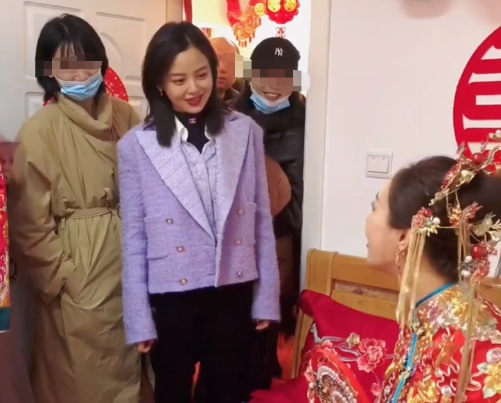 辛芷蕾回老家参加婚礼,打扮接地气与新娘热聊,却被认成赵丽颖