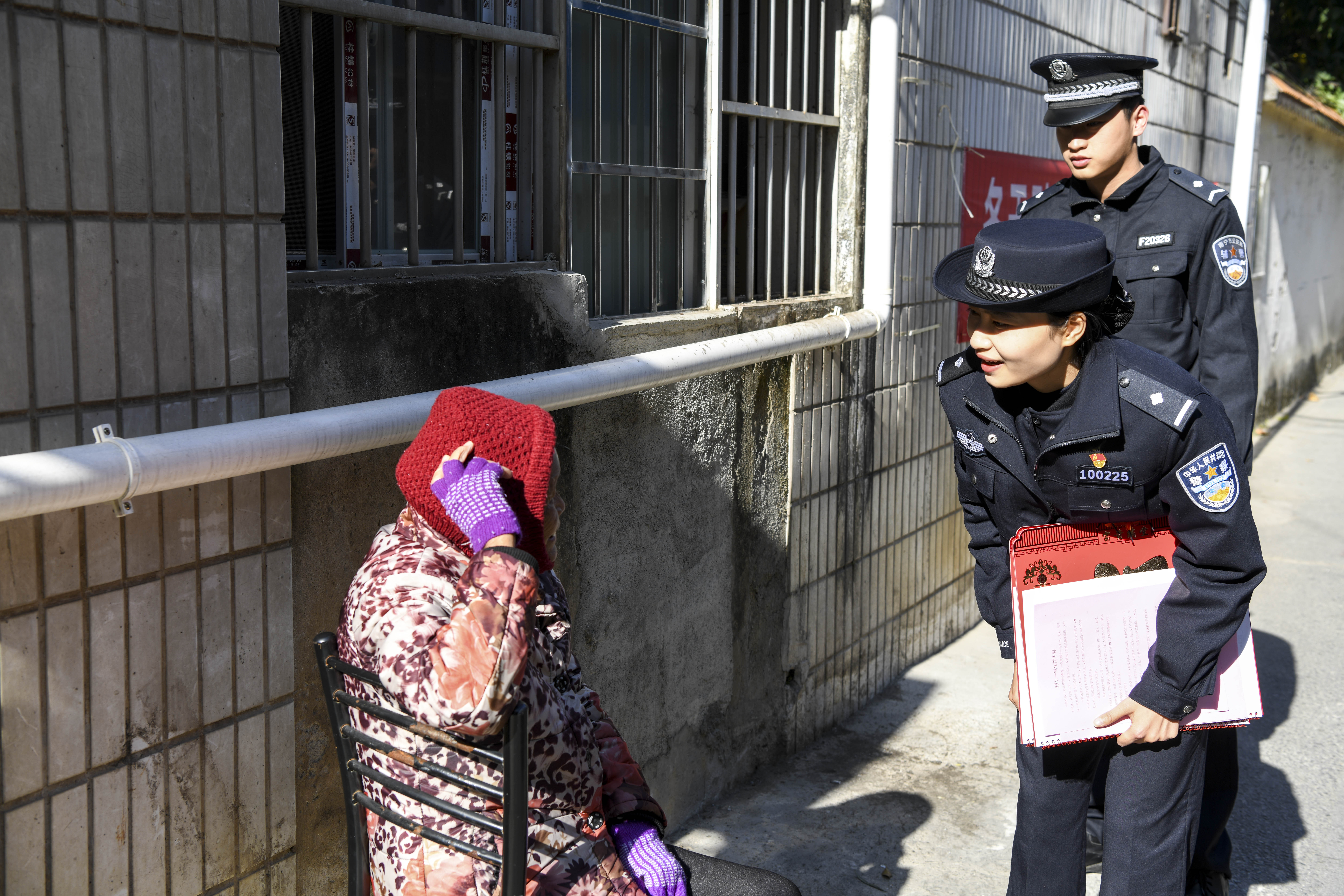 社区民警蒋兰:把最好的耐心奉献给人民群众(8)