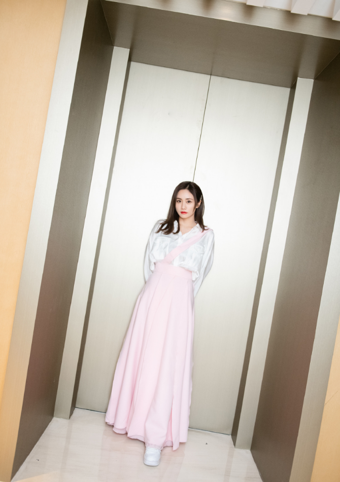 刘芸生了娃气质也少女,穿单肩背带半裙,优越好比例真叫人羡慕