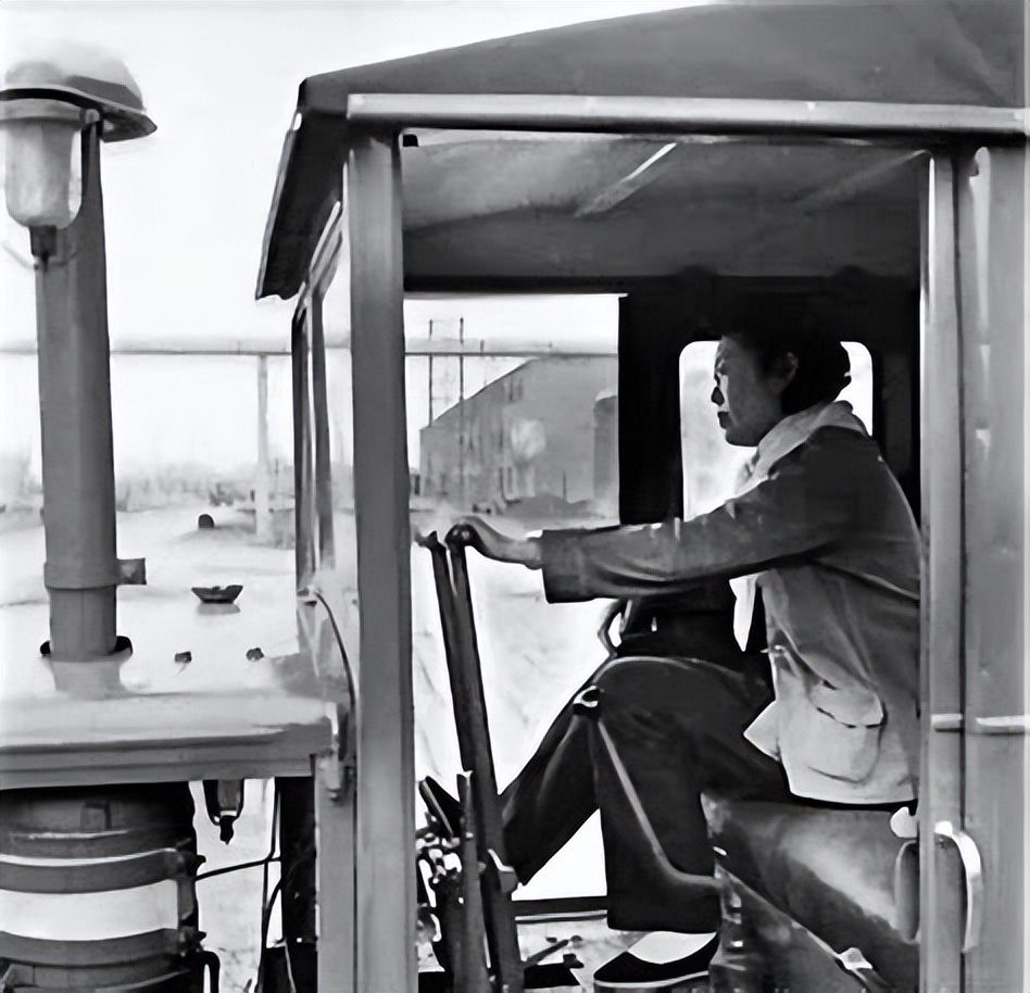 新中国第一个女拖拉机手,无数男人中脱颖而出,人民币上有其身影