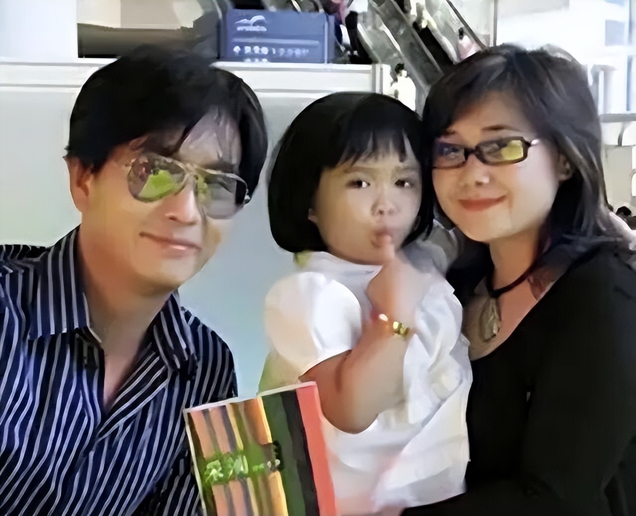 港星谢君豪近况曝光!参加女儿毕业典礼,曾因救人烧伤做植皮手术