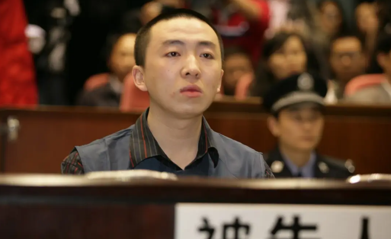 2006年,许霆因atm机故障多取17万,被判无期后不服,重审改判5年
