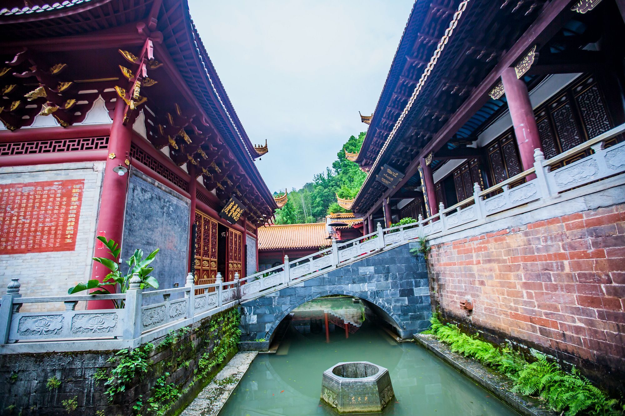 江西吉安有一座净居寺,历史悠久,水系围绕大雄宝殿,国内罕见