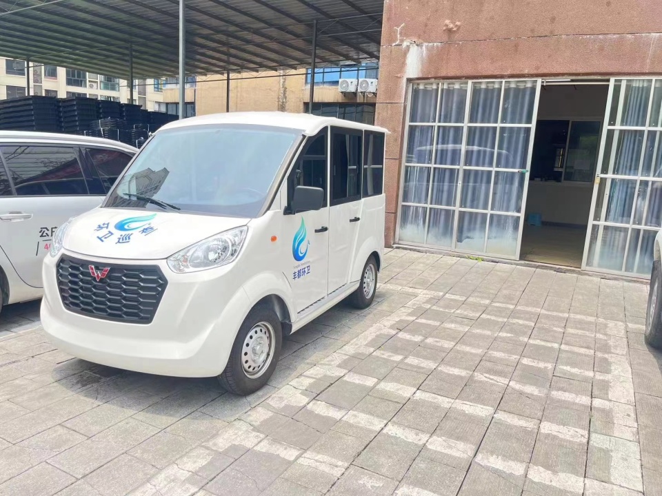 重庆林立特种车顺利为丰都环卫交付四台新款五菱巡逻车