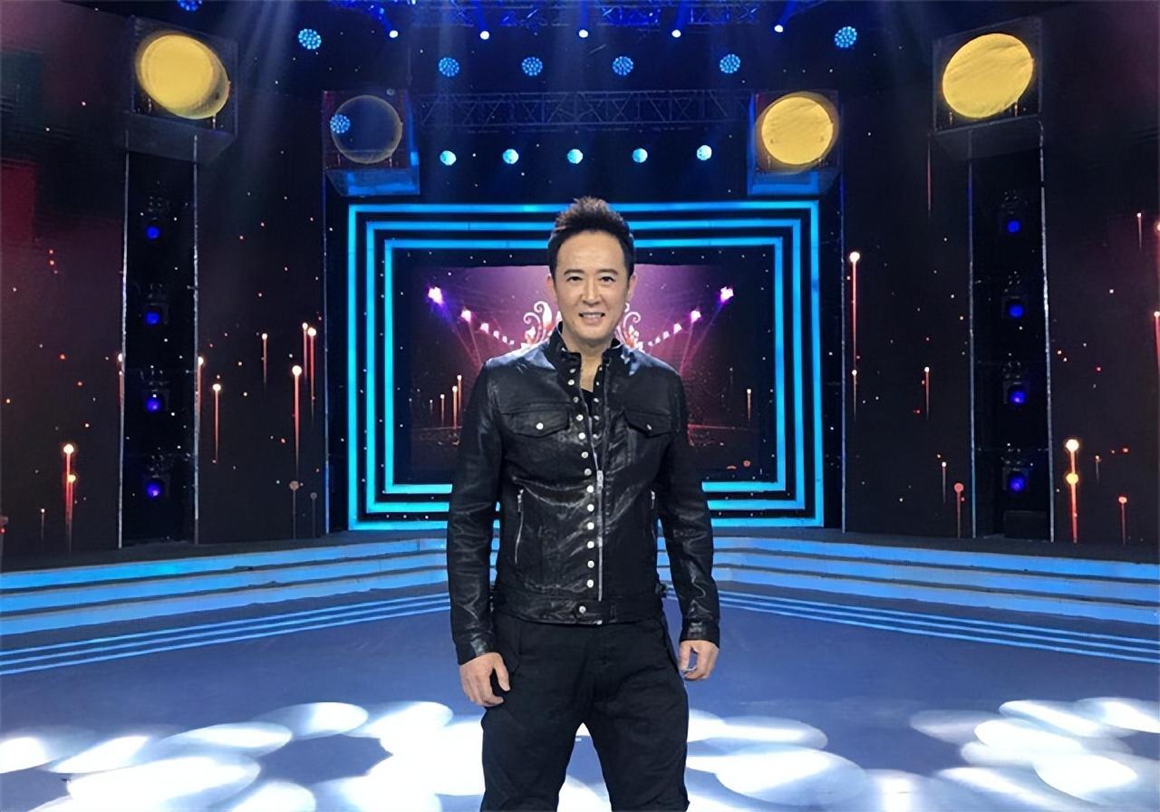 汪正正,磁性嗓音超迷人,他妻子张静宇近照,揭秘两人的感情经历