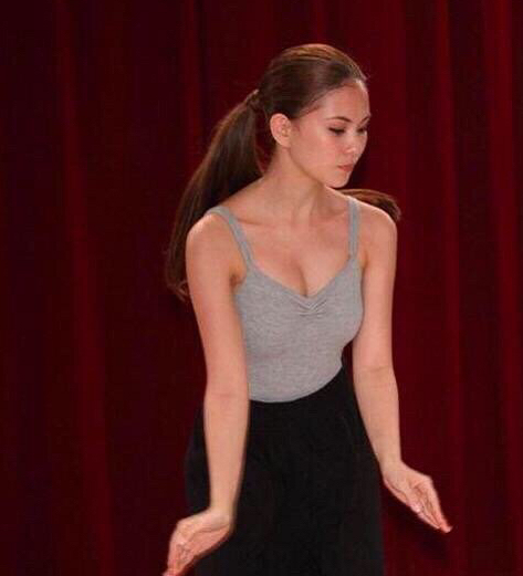 昆凌芭蕾舞旧照,脸上婴儿肥明显,却美得很突出