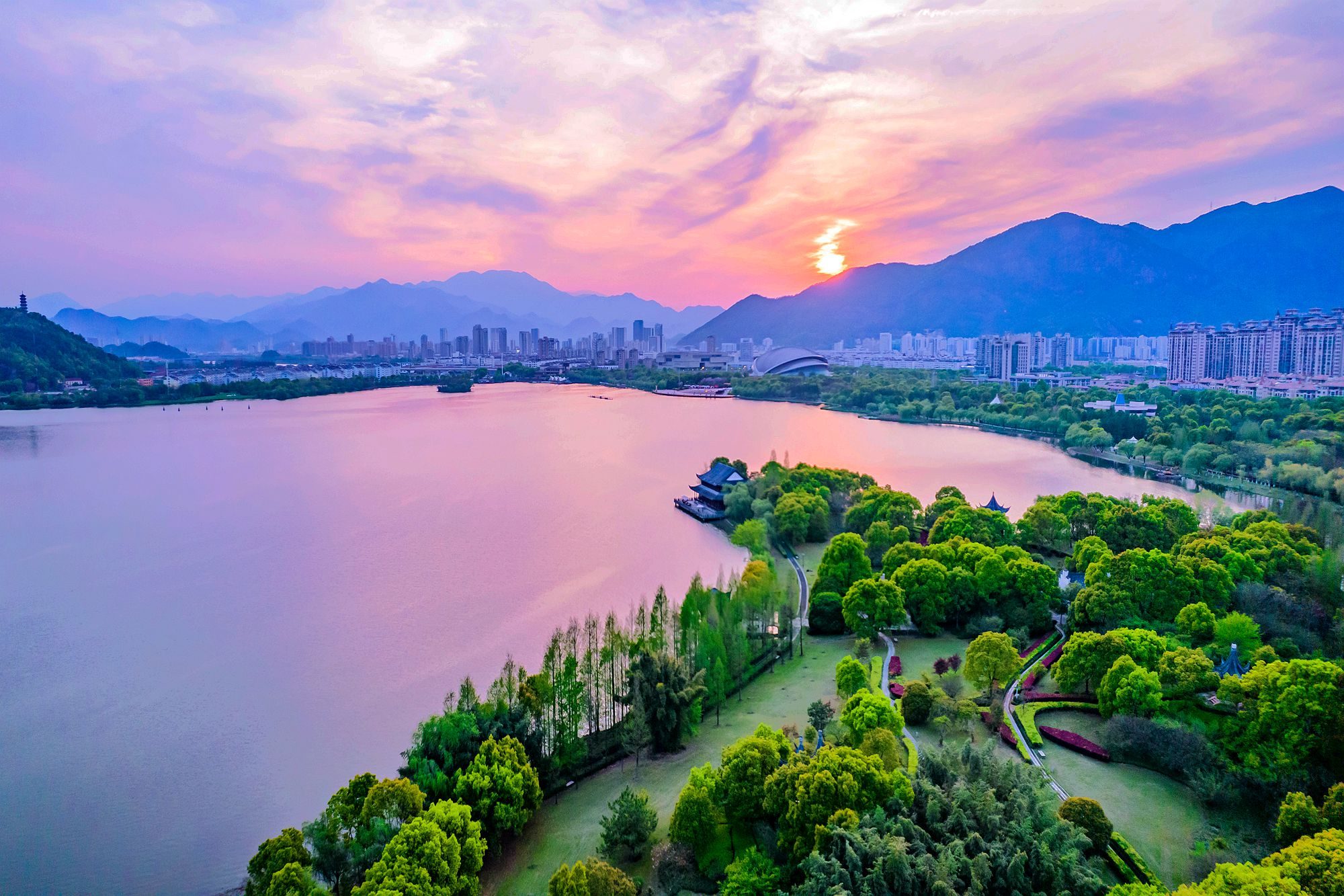 台州临海灵湖公园,湖光山色,风光秀美,是休闲娱乐的好去处