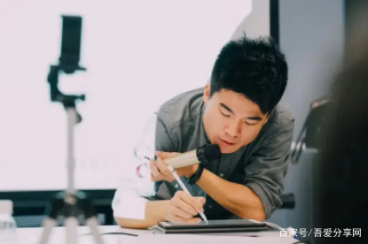 董宇辉在哪直播？董宇辉是教什么的？