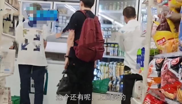 赵薇与小鲜肉深夜出公寓买雪糕,微博被深扒,与绯闻男友互动很甜