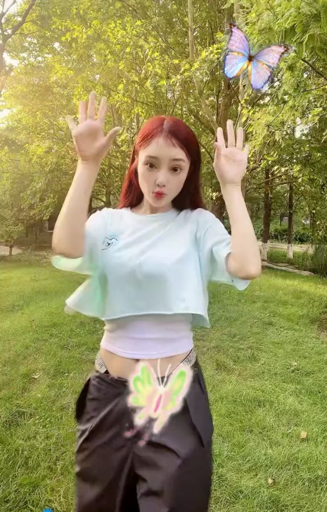 李小璐穿丁字连体衣服,在床边低俗玩擦边,网友直呼:辣眼睛?