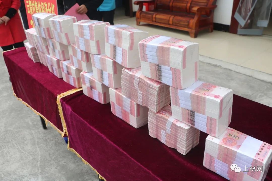 党群服务中心甚是热闹,结合疫情防控要求,各庄各队派代表前来领取现金