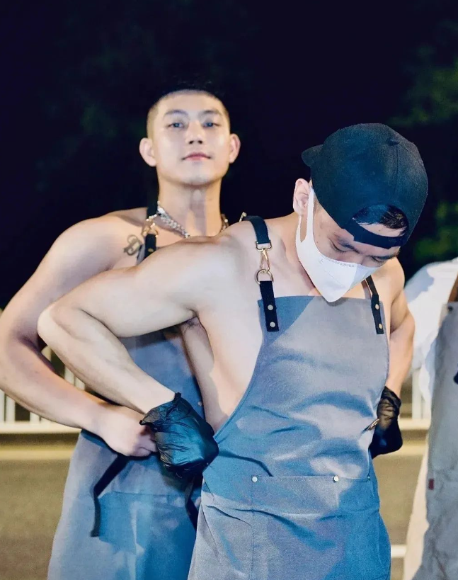 肌肉男摆摊卖壹零烧烤被网友传火了