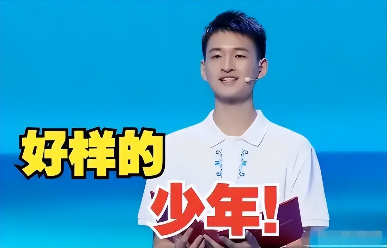 "敬礼娃娃"郎铮低调报到北大,现场照片惹争议,这也算低调?