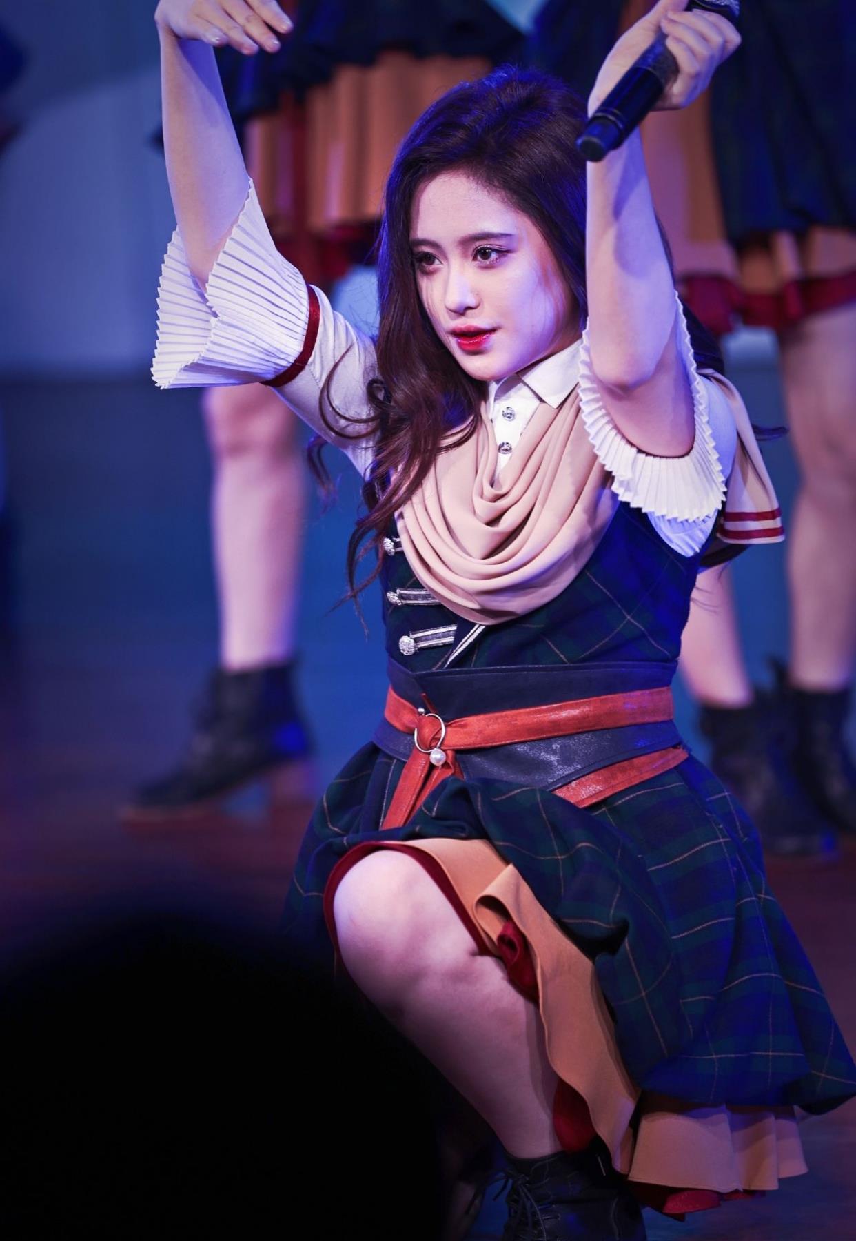 邓歆玥欲出圈?全身都在模仿师姐鞠婧祎,妆容神态一模一样