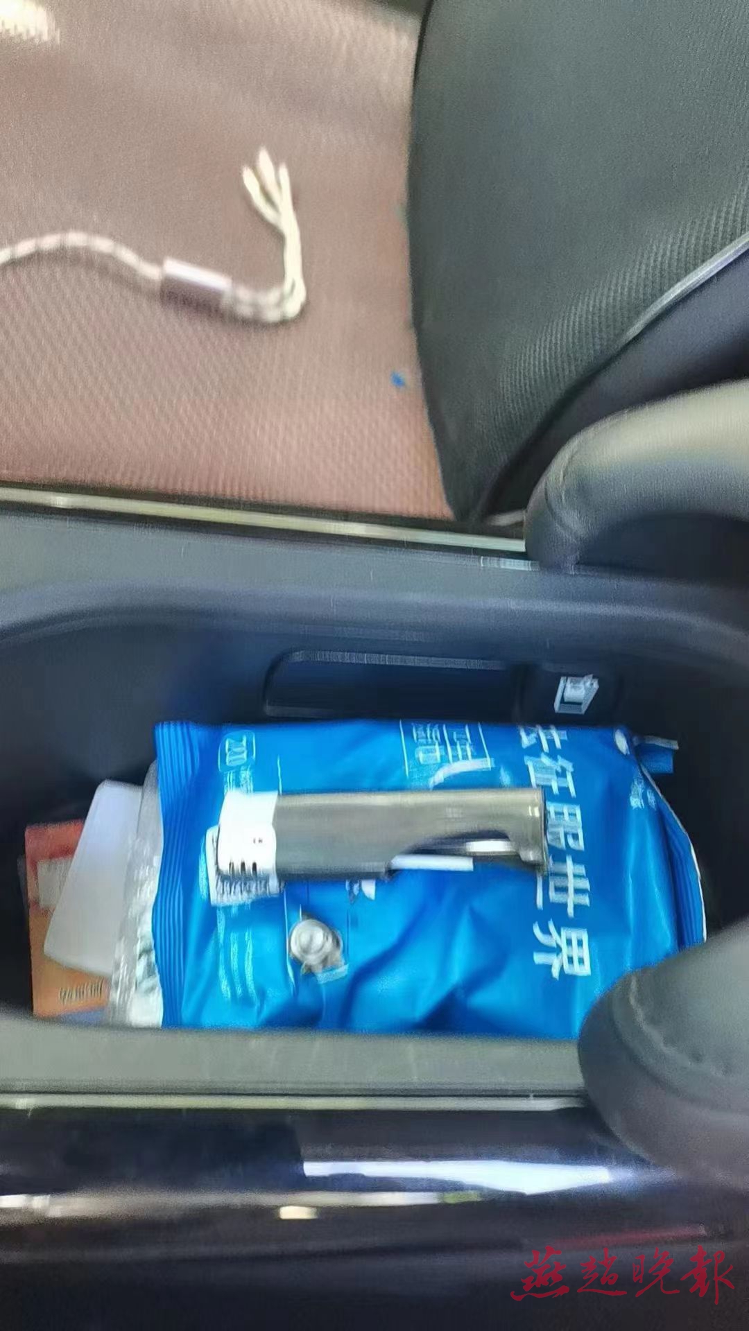 危险!汽车停在烈日下 车里的打火机爆炸了