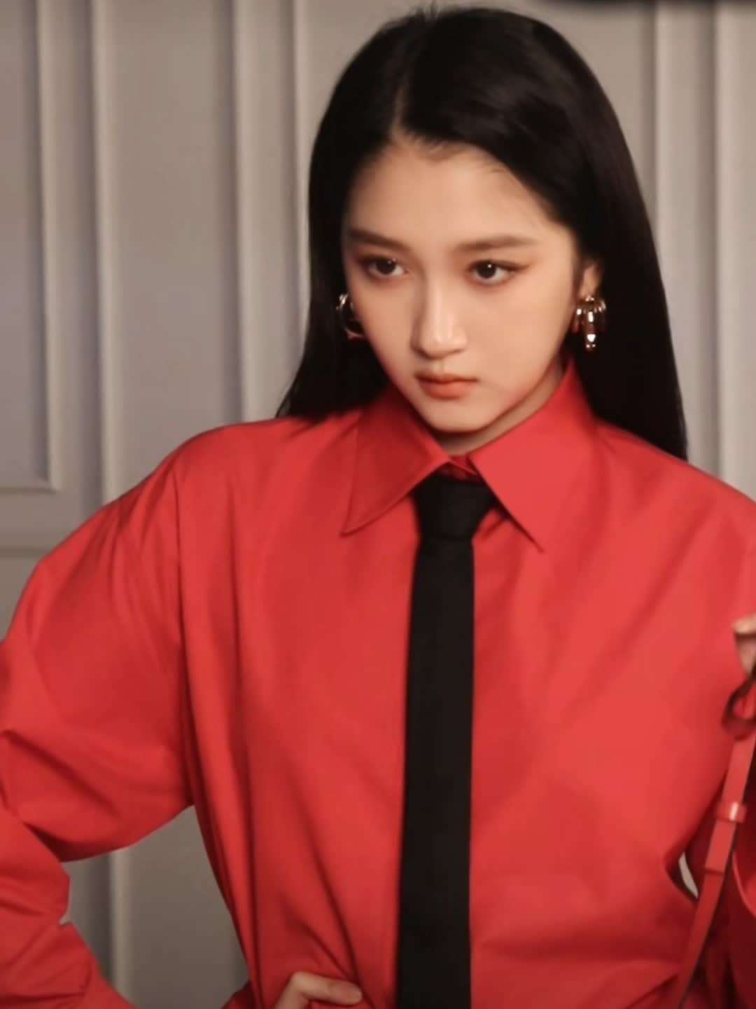 关晓彤近照气质变成熟,品牌方为她安排蝴蝶结裙装和尖头高跟鞋,拍摄