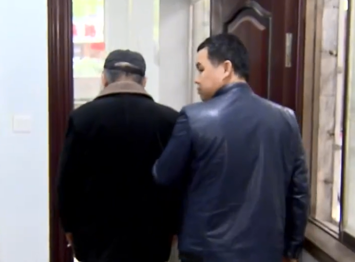 17年湖南77岁老人半年换了4个保姆仍不满意儿子他要求陪床