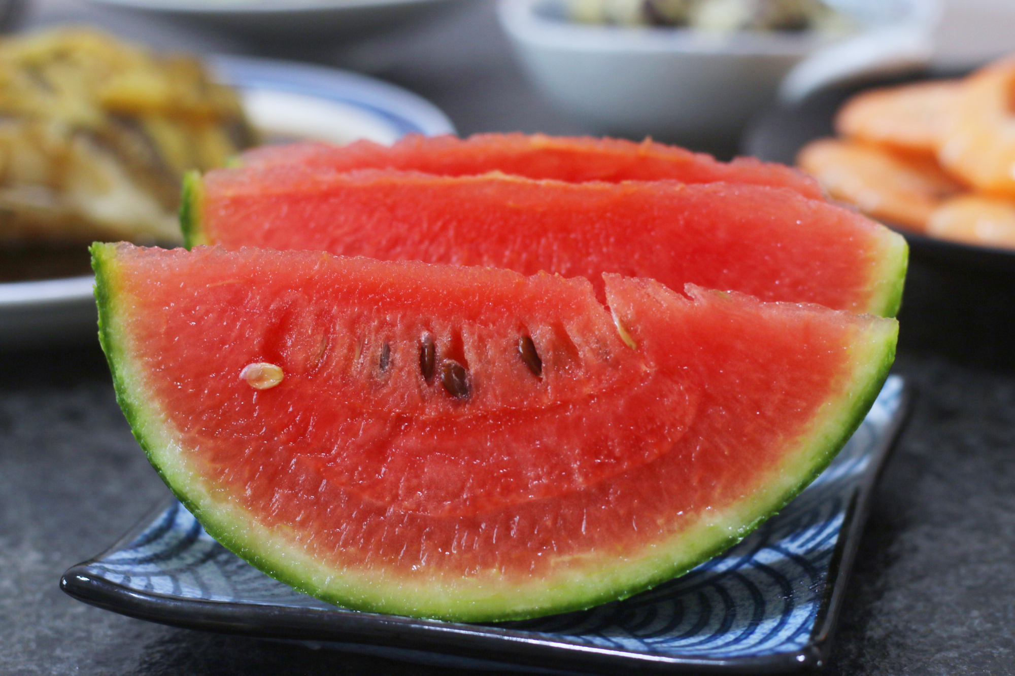 末了,再来一角西瓜,又沙又甜,夏天的小美好,就在这一角惹人爱的西瓜里