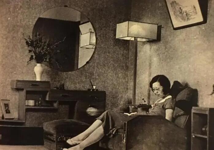 37岁张爱玲,拒见母亲最后一面,收到遗物后,丈夫赖雅:卖掉